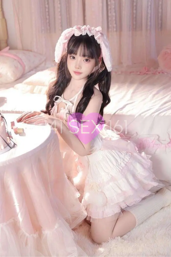 Baoer, Age: 18, Height: 165 cm, Parameters: 32-24-34