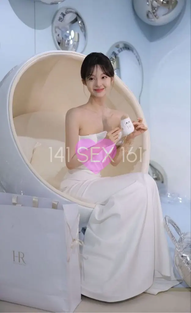 Baoer, Age: 19, Height: 168 cm, Parameters: 32-23-34