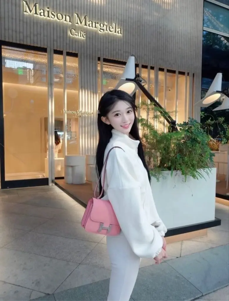 Baoer, Age: 20, Height: 168 cm, Parameters: 32-23-34