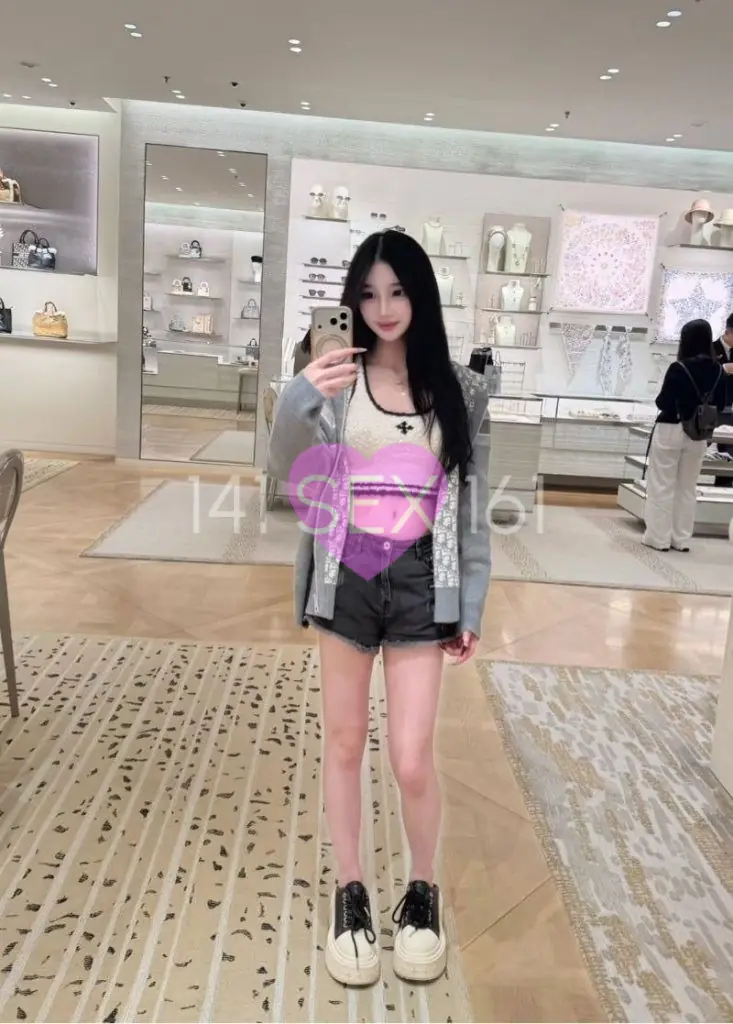 Baoer, Age: 18, Height: 165 cm, Parameters: 32-24-34