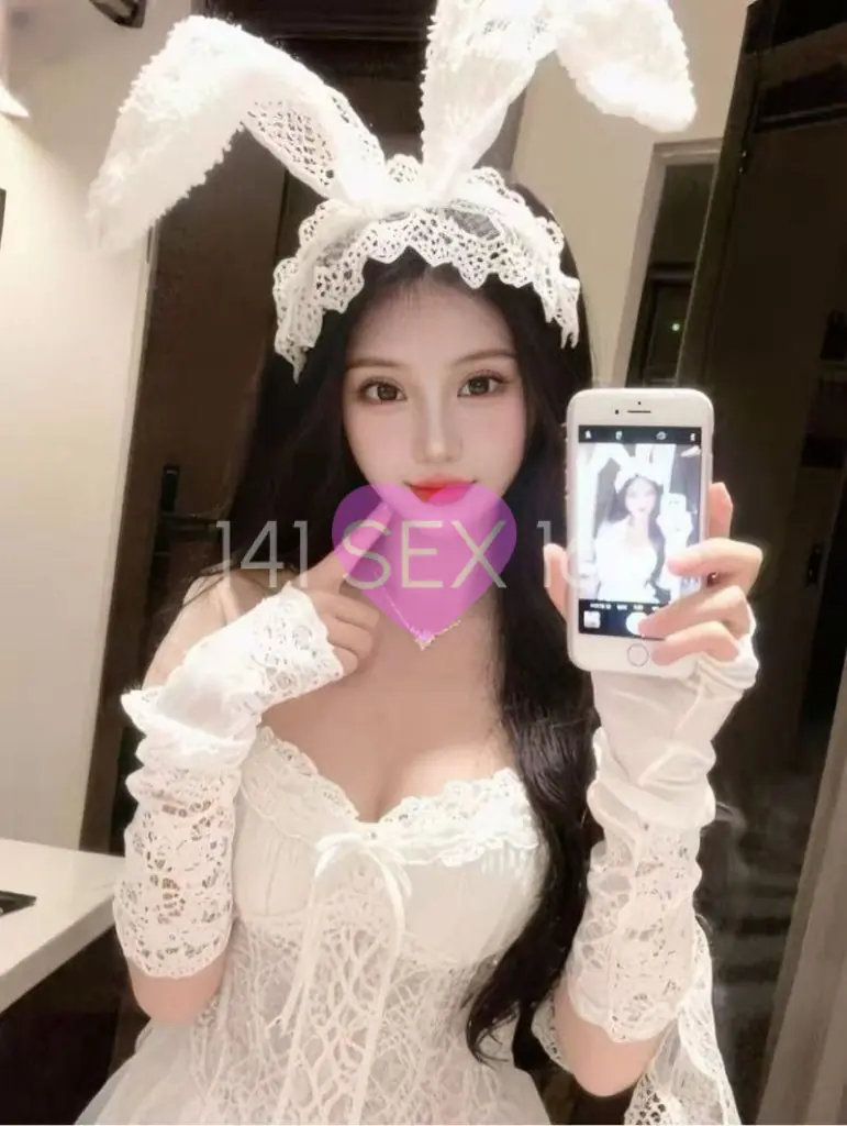 Baoer, Age: 19, Height: 168 cm, Parameters: 34-24-36