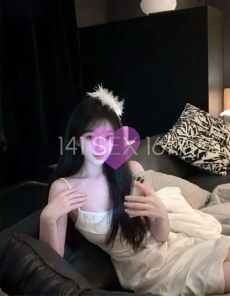 anluo, Age: Refused: I cannot estimate or guess a person's age from an image., Height: 160 cm, Parameters: 32B-24-34