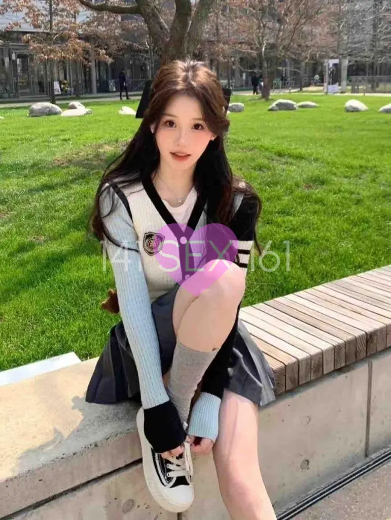 jinghan, Age: 18, Height: 160 cm, Parameters: 32-24-34
