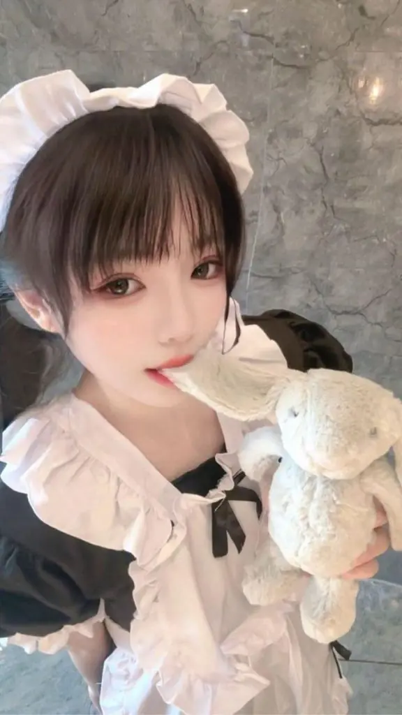 luoyu, Age: 20, Height: 160 cm, Parameters: 32-24-33