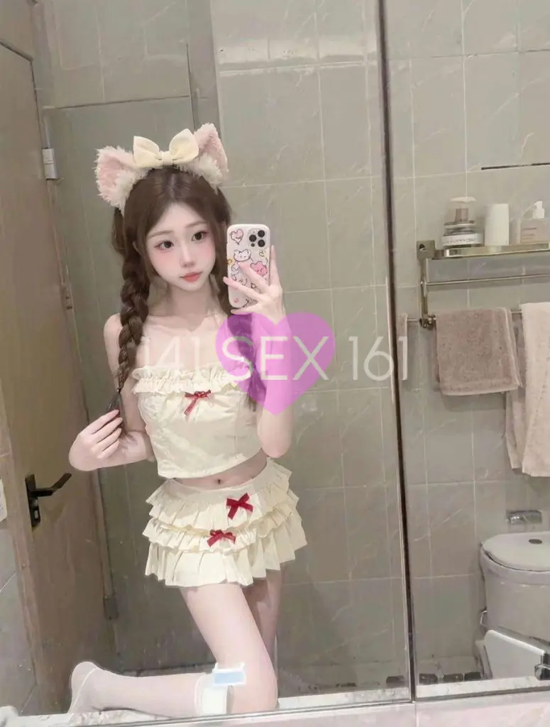 ruiyin, Age: 19, Height: 171 cm, Parameters: 32-22-33