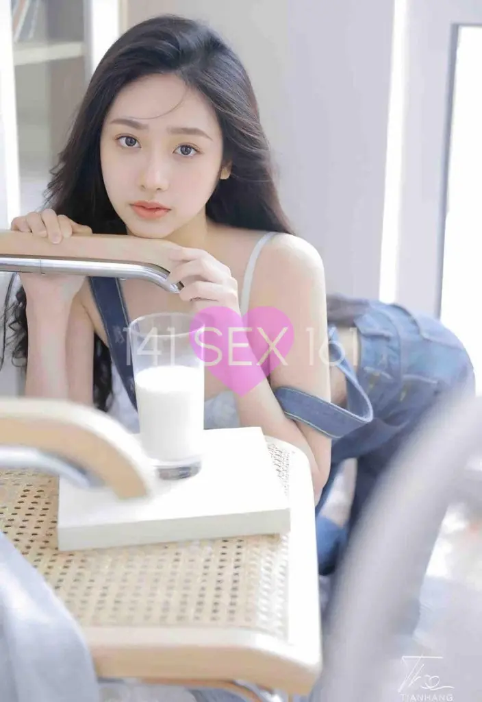 yimeng, Age: 18, Height: 169 cm, Parameters: 34-24-34
